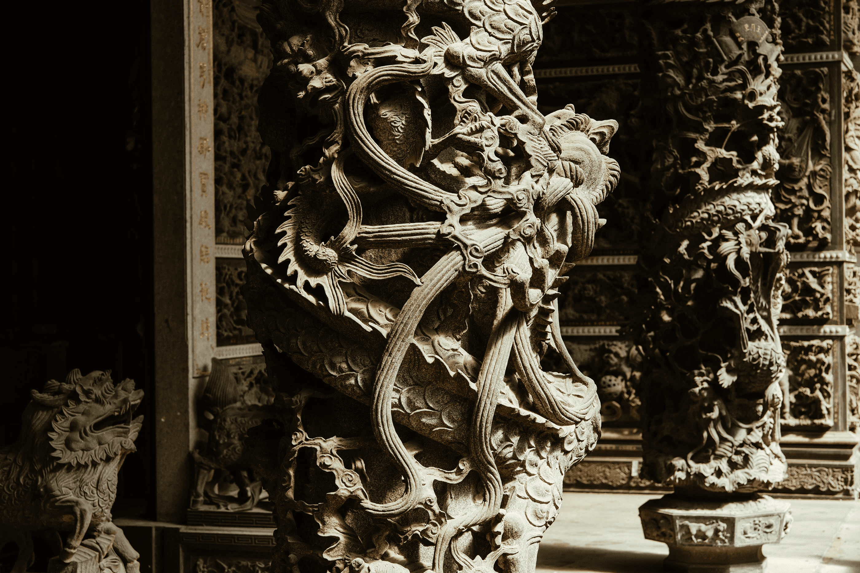 龍山寺銅鑄龍柱雕刻細節