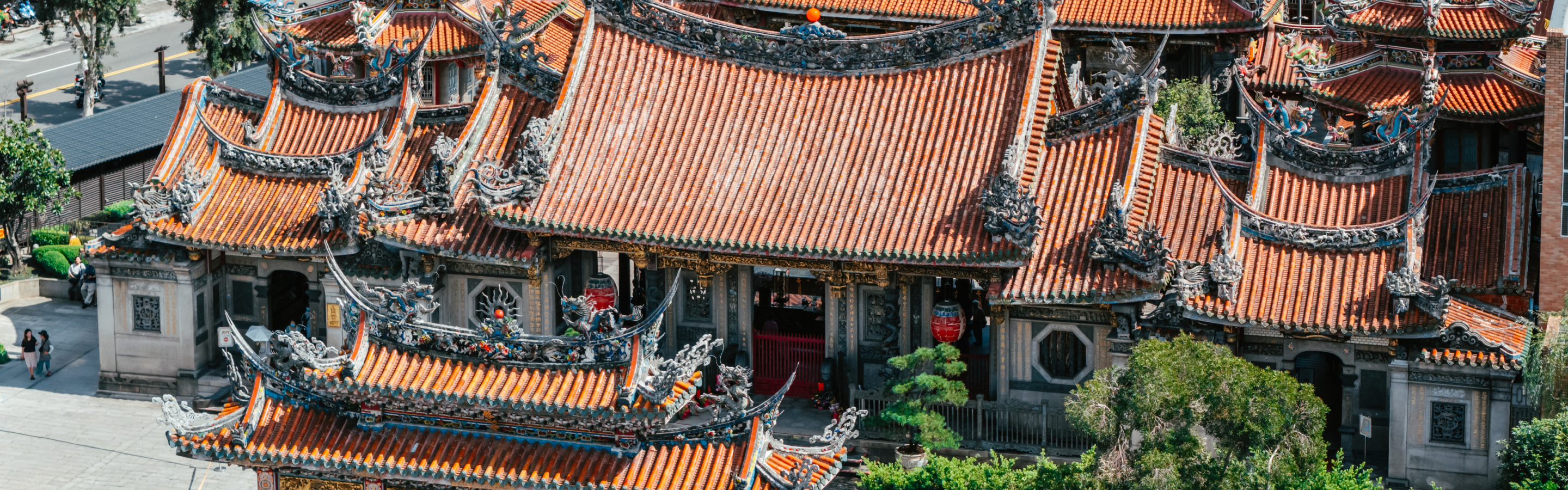 龍山寺橘紅屋瓦與精緻屋脊的俯瞰景色