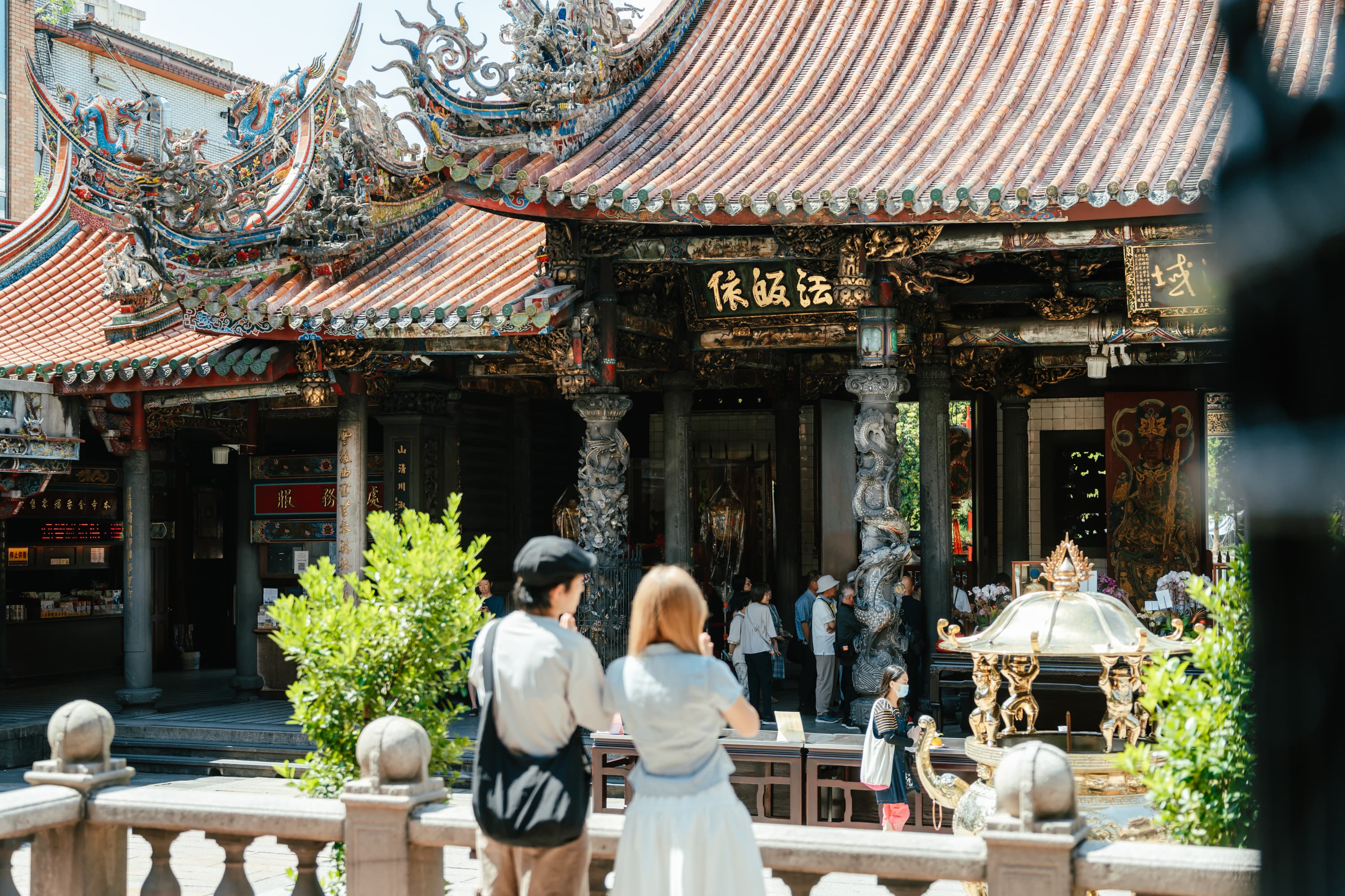 艋舺龍山寺正殿與參拜人群