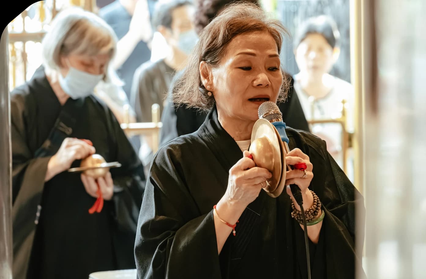法會中虔誠持誦的信眾