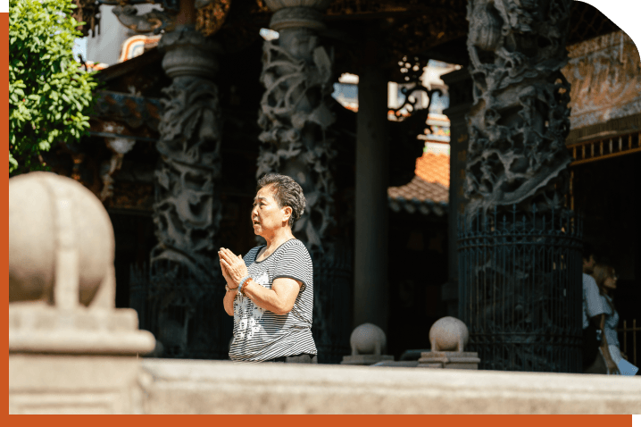 信眾在龍山寺雕刻龍柱前合掌祈願