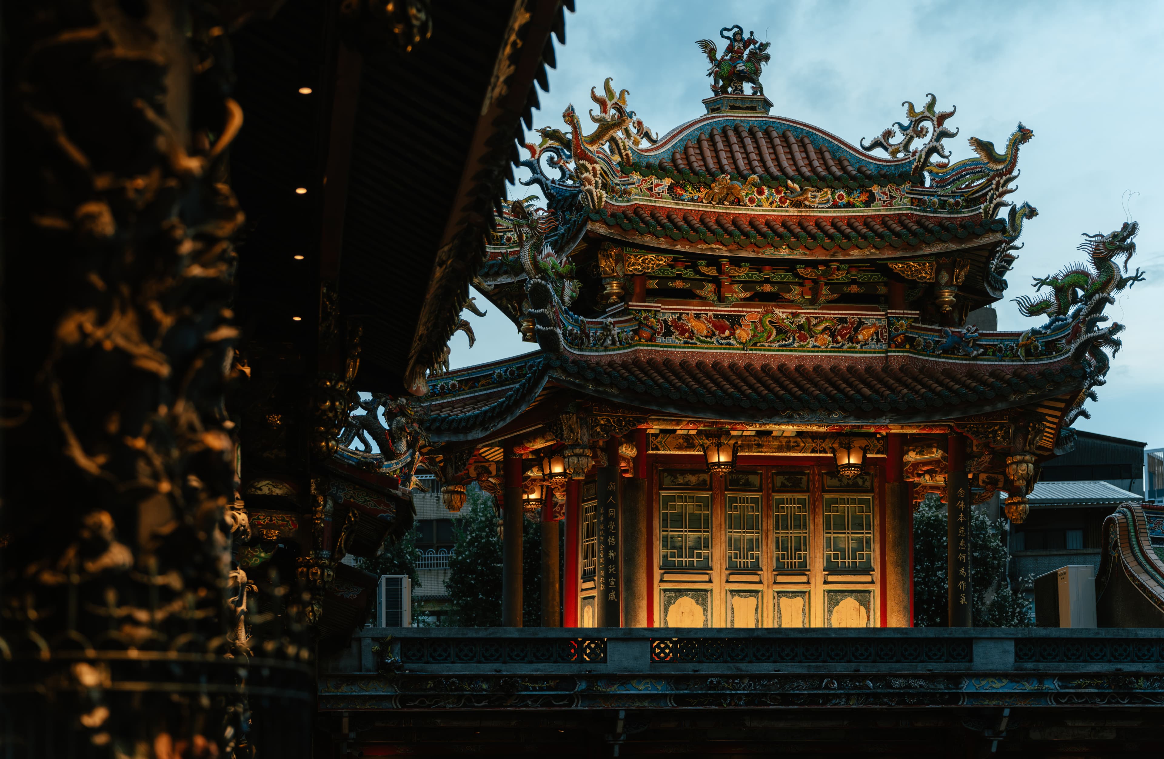 從迴廊望向艋舺龍山寺，雕飾細緻的屋脊與正殿