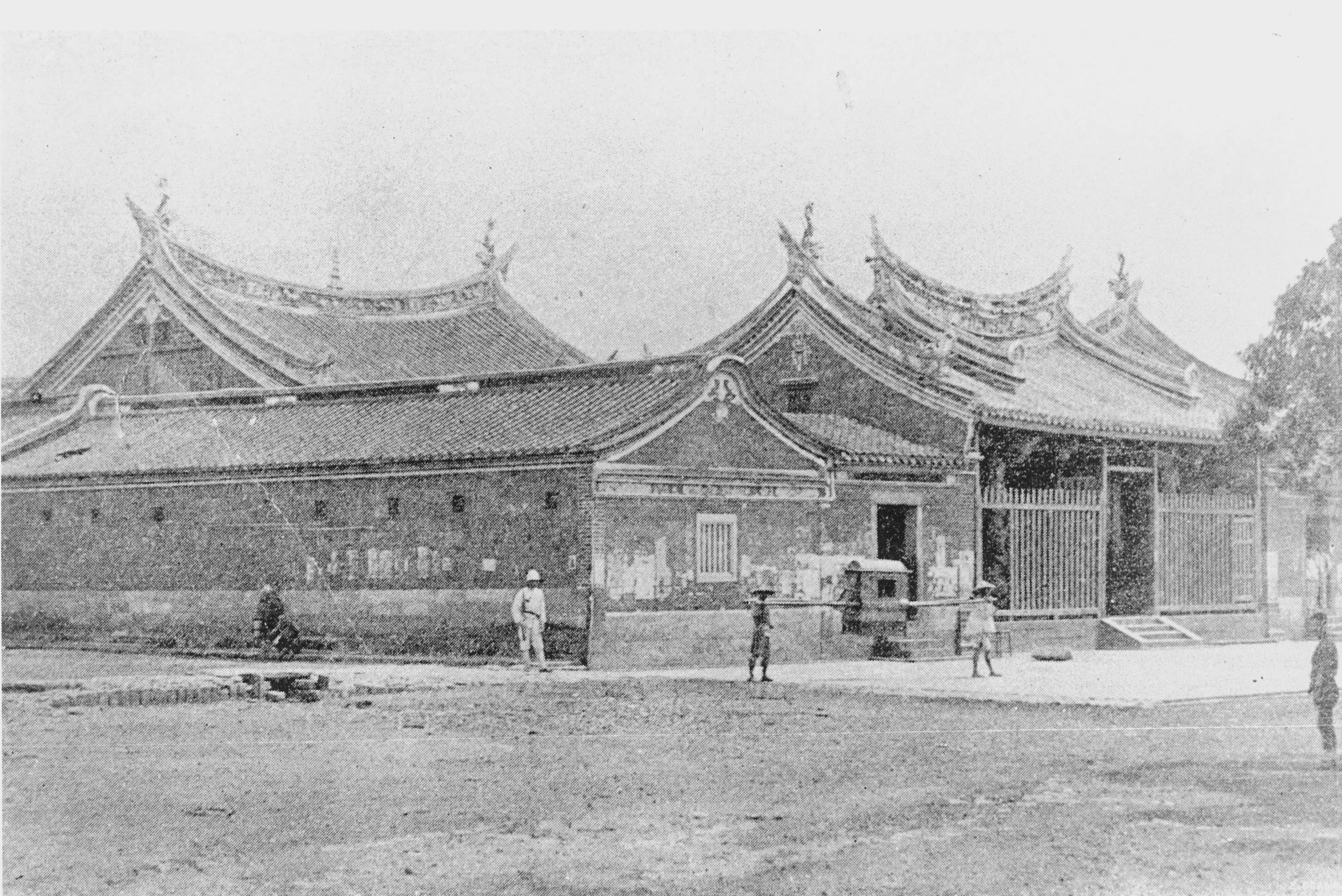 龍山寺早期寺廟建築照片，點擊圖片可產生水波紋