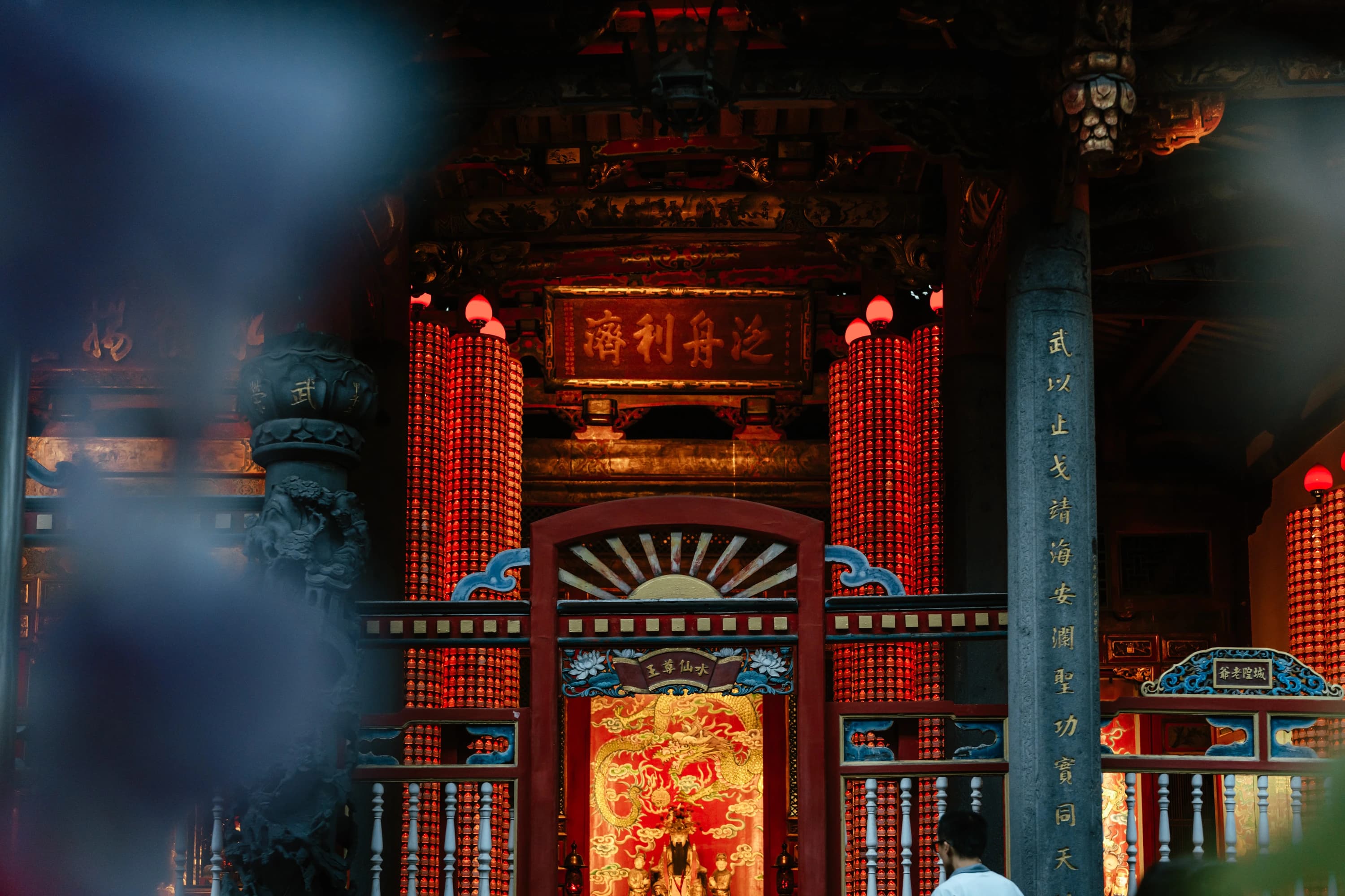 龍山寺殿內祈福燈火