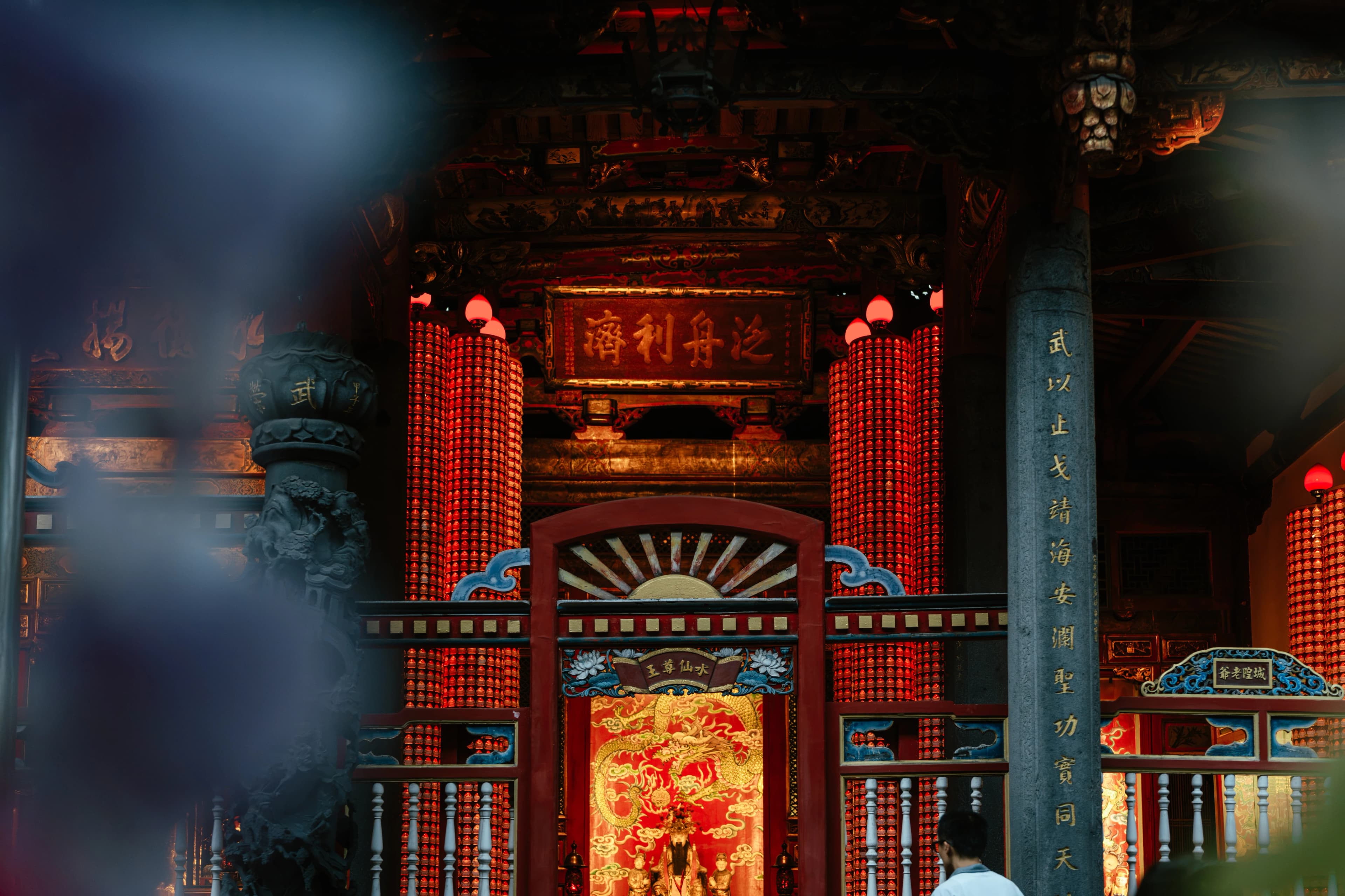 龍山寺殿內祈福燈火