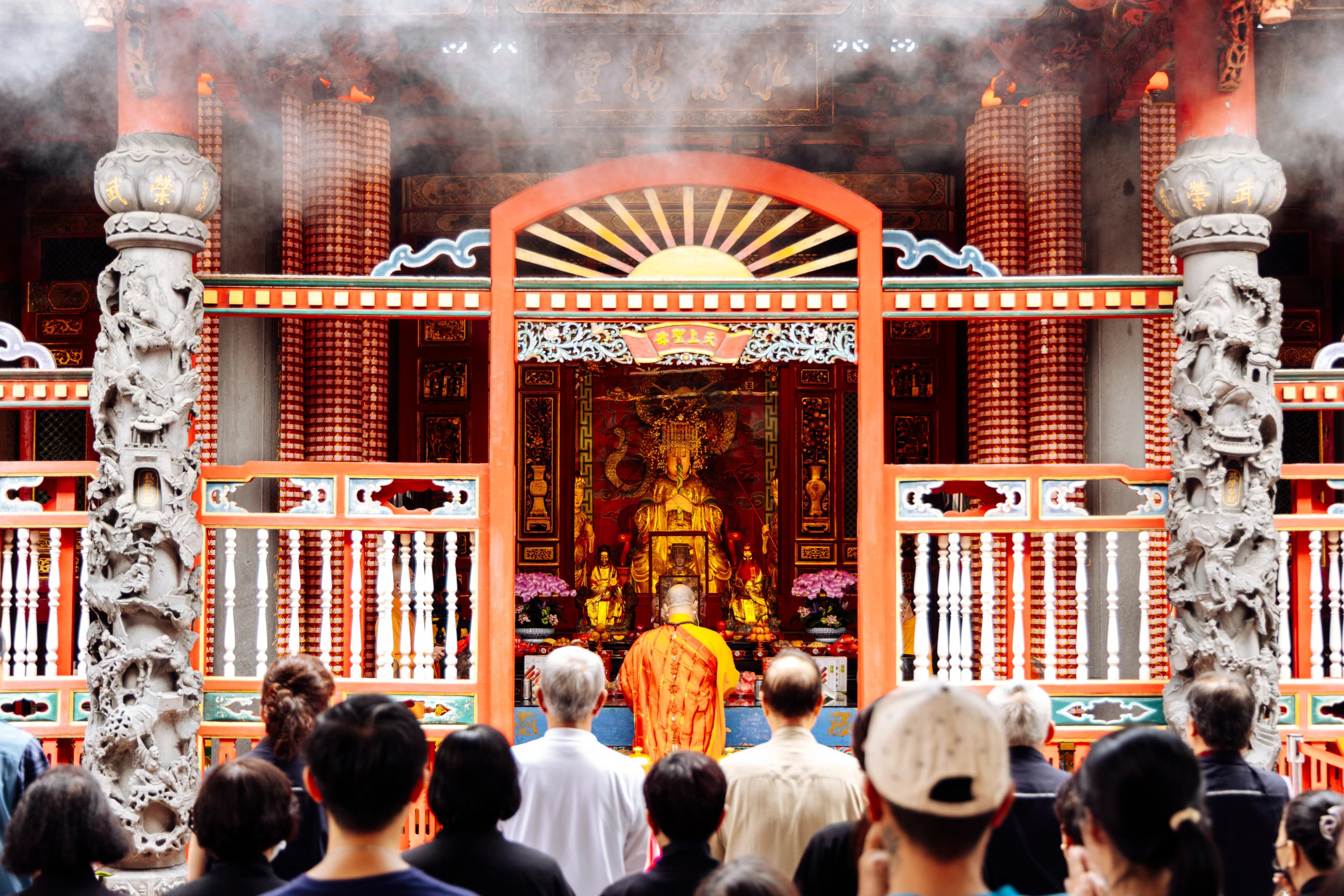 龍山寺正殿法會，信眾虔心參與共修