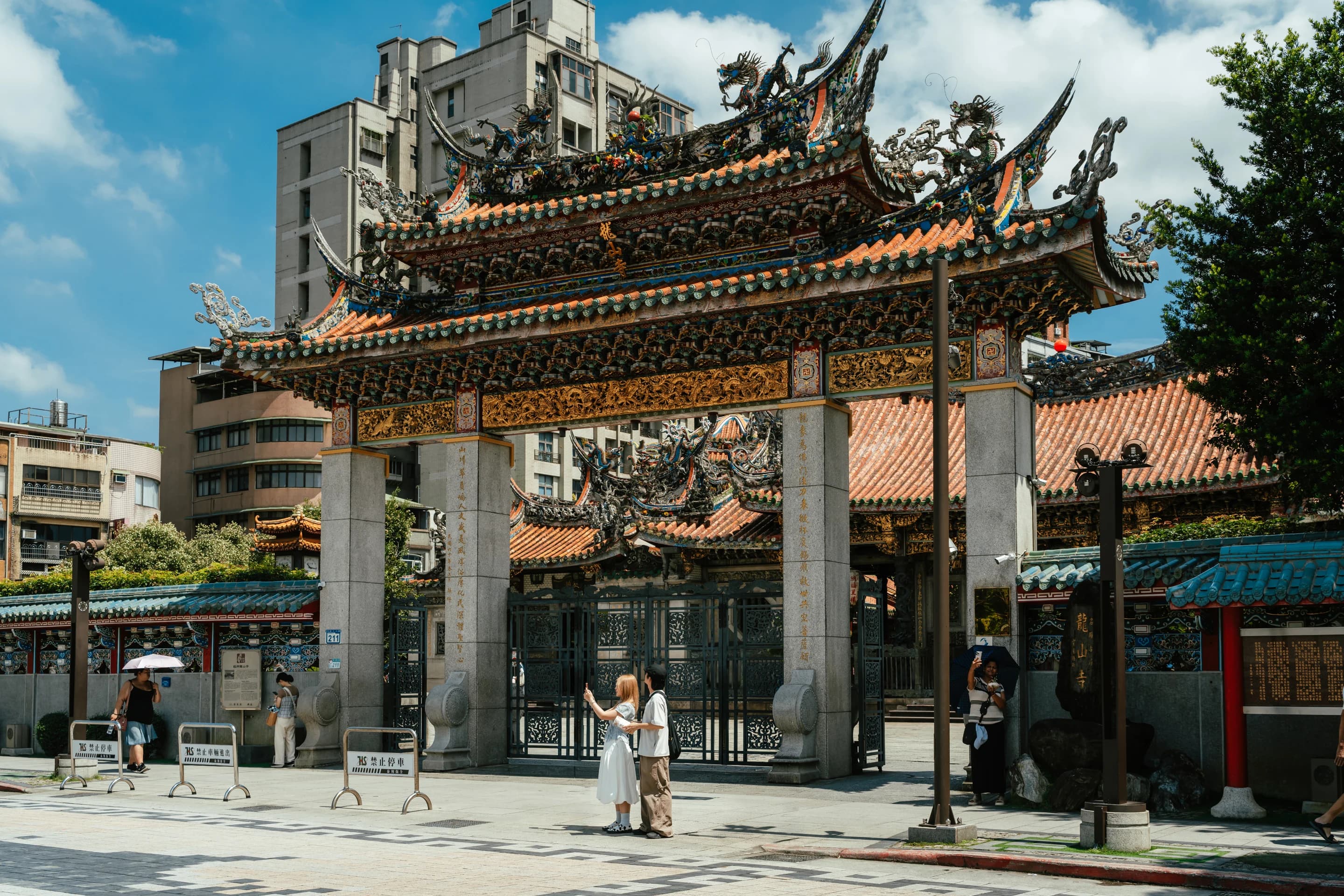 艋舺龍山寺前的牌樓與街區風景