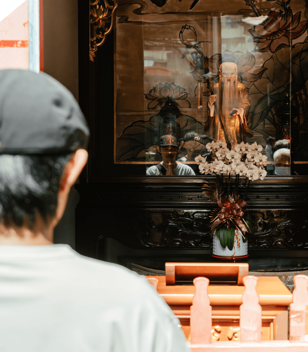 信眾在月老神像前祈願