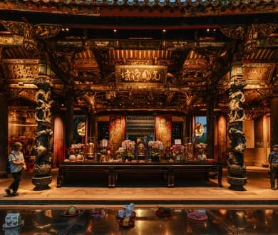 夜間龍山寺的殿內與參拜信眾