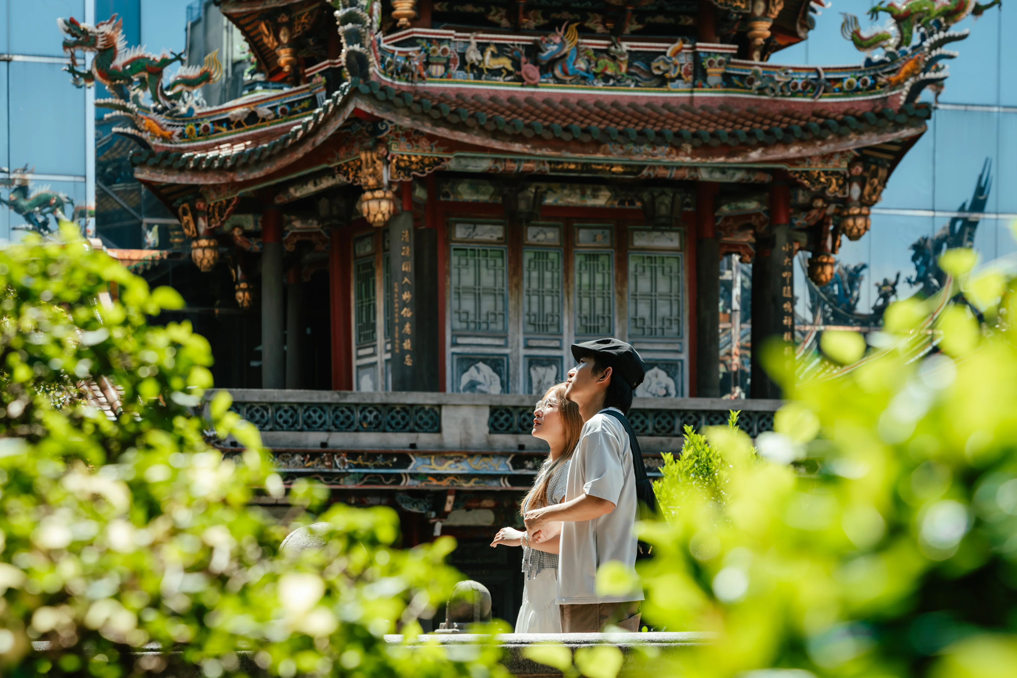 旅客漫步艋舺古蹟，欣賞傳統建築與綠意